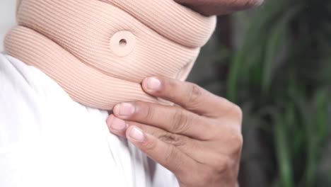 hombre con soporte para el cuello