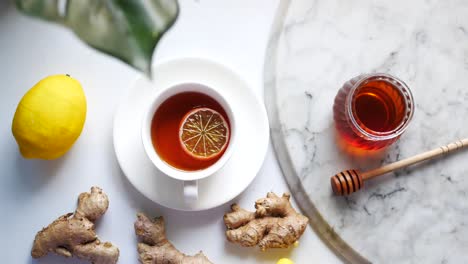 té saludable de jengibre y miel de limón
