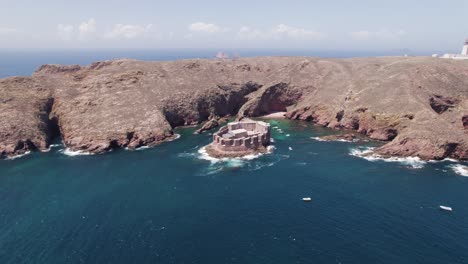 Panoramic-aerial-view-of-berlengas-grande-coastline,-fortress-foreground