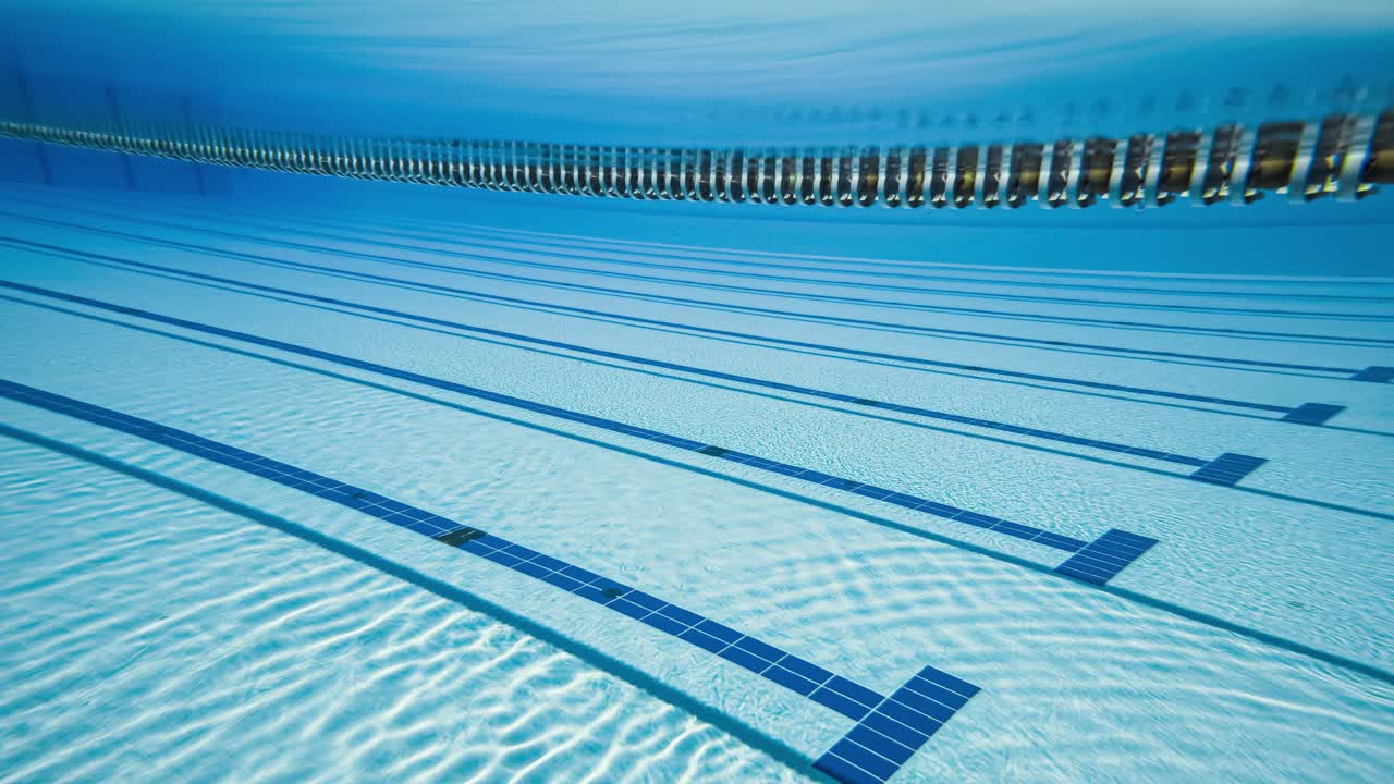 Piscina olímpica sob o fundo da água.