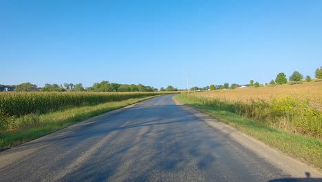 Pov-Conduciendo-En-Una-Carretera-Rural-Del-Condado-Sin-Línea-Central