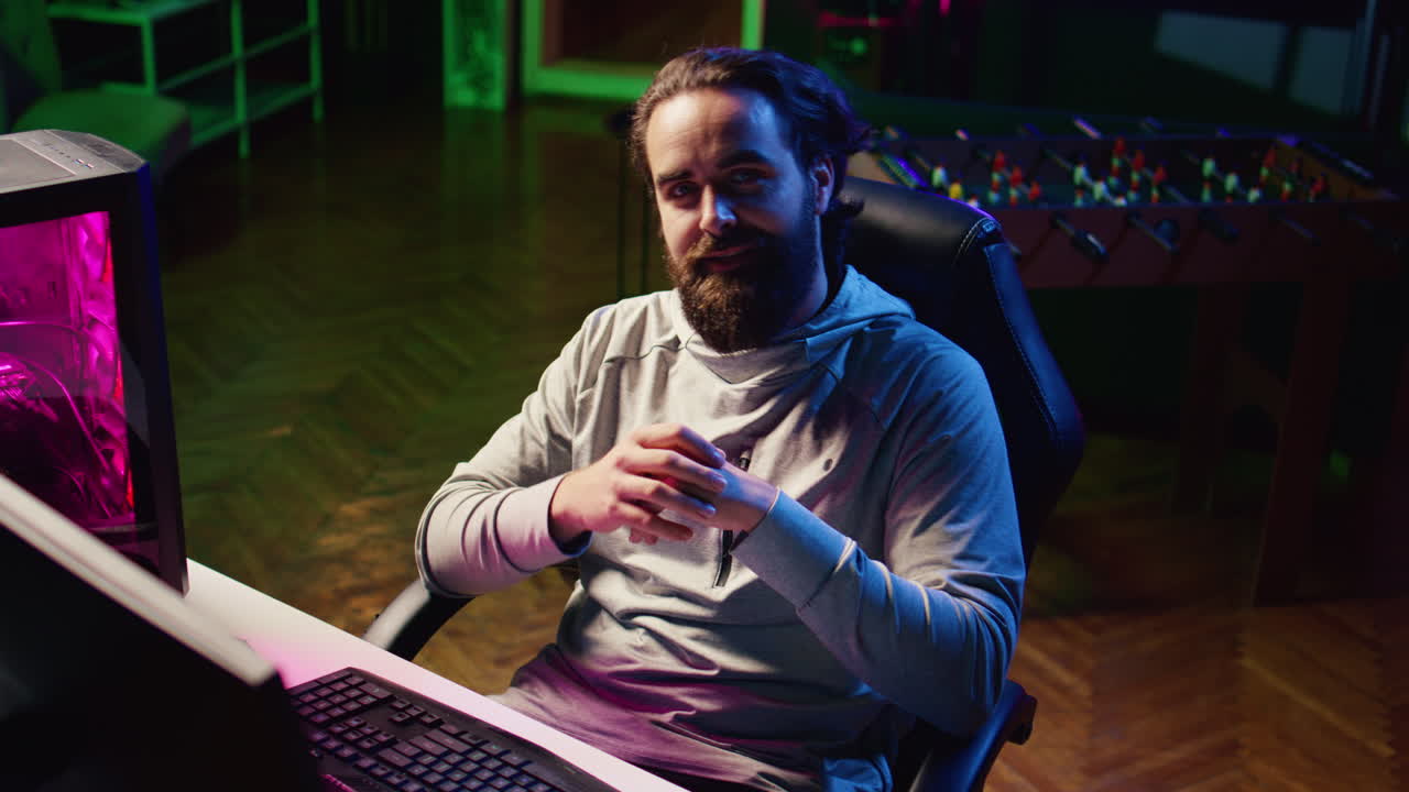 jugador profesional en el estudio enseñando a los espectadores estrategias para vencer a los oponentes durante la transmisión en vivo