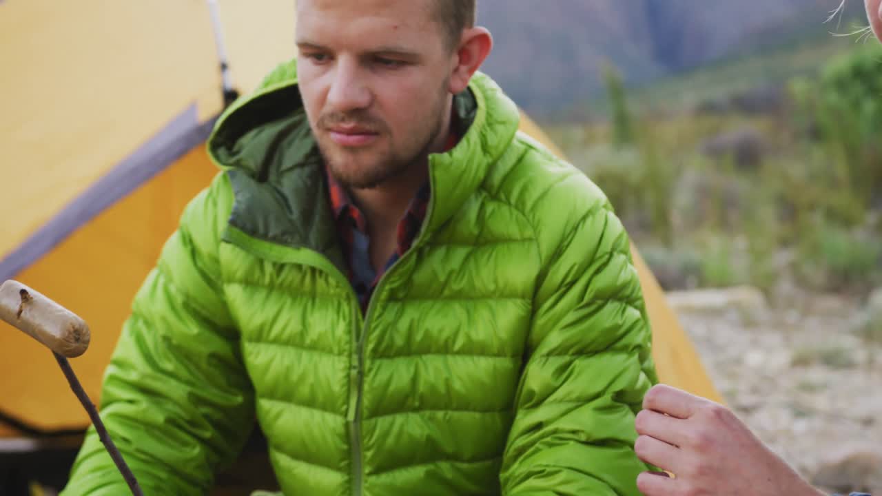 pareja caucásica comiendo en la naturaleza