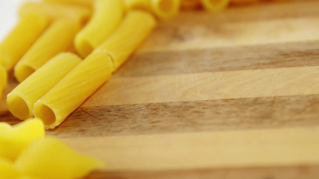 primer plano de la pasta de penne y conchiglie