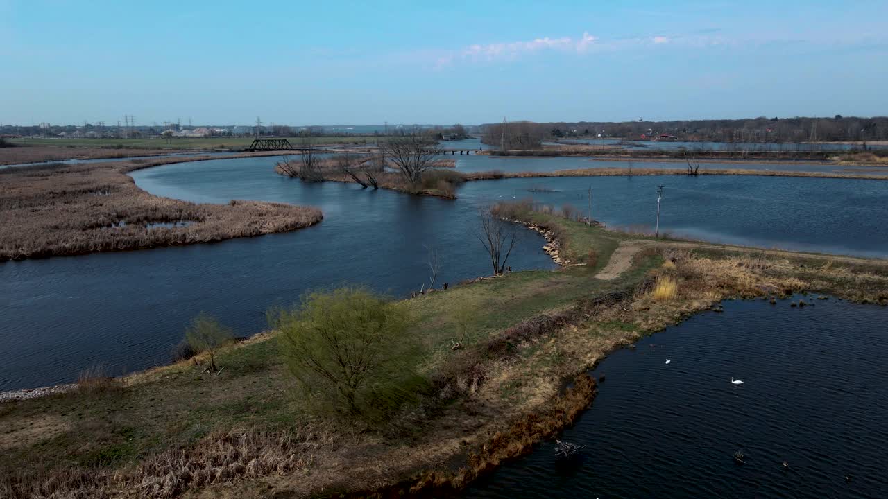 무스케곤 강의 입구와 빈 지점 위를 향한 서쪽 공중 트랙