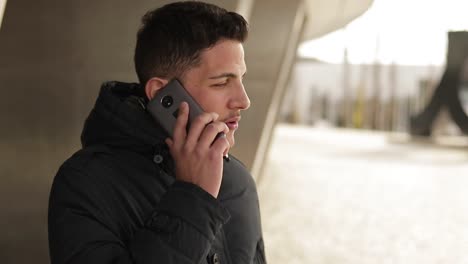 Nachdenklicher-Junger-Mann,-Der-Ein-Ernstes-Gespräch-Per-Telefon-Führt