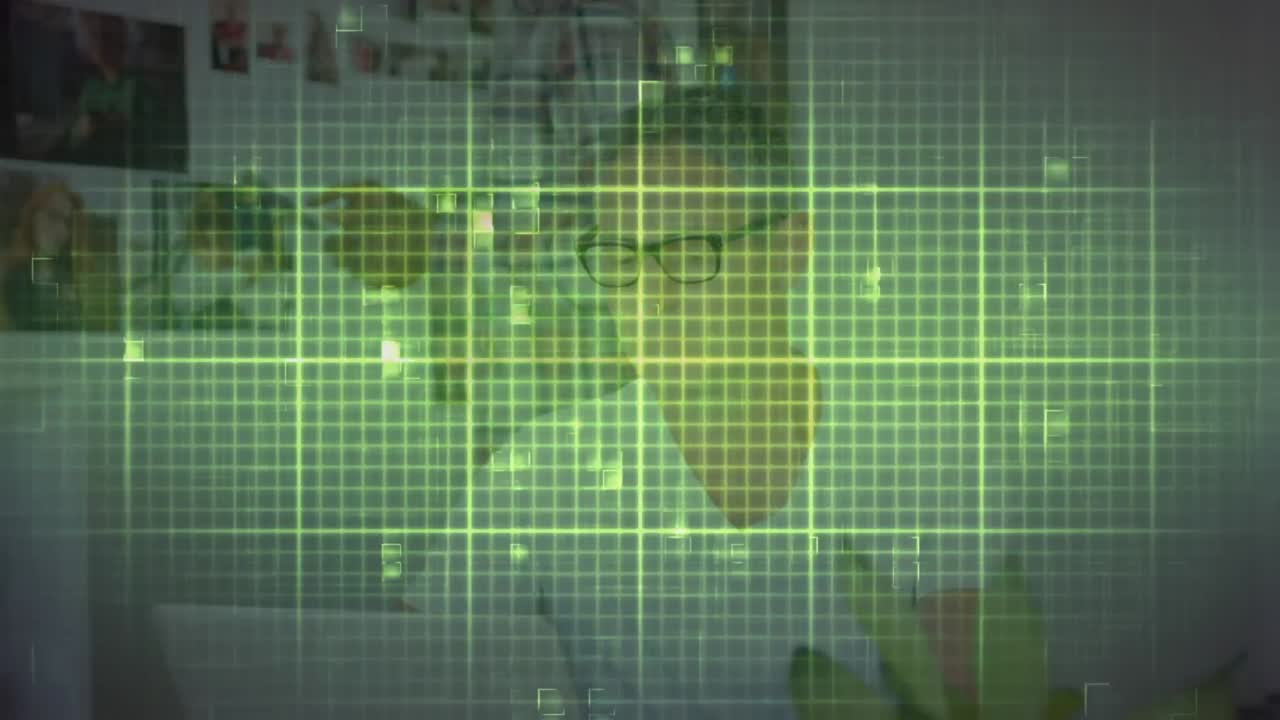 animación de una línea isoeléctrica sobre un hombre de negocios caucásico que usa una computadora portátil en la oficina