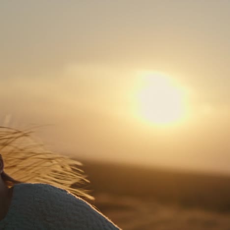 Niño-Despreocupado-Agitando-Su-Cabello-Largo-Al-Sol