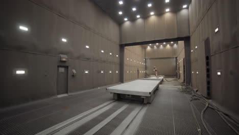 proceso de pintura industrial en una cabina de pintura
