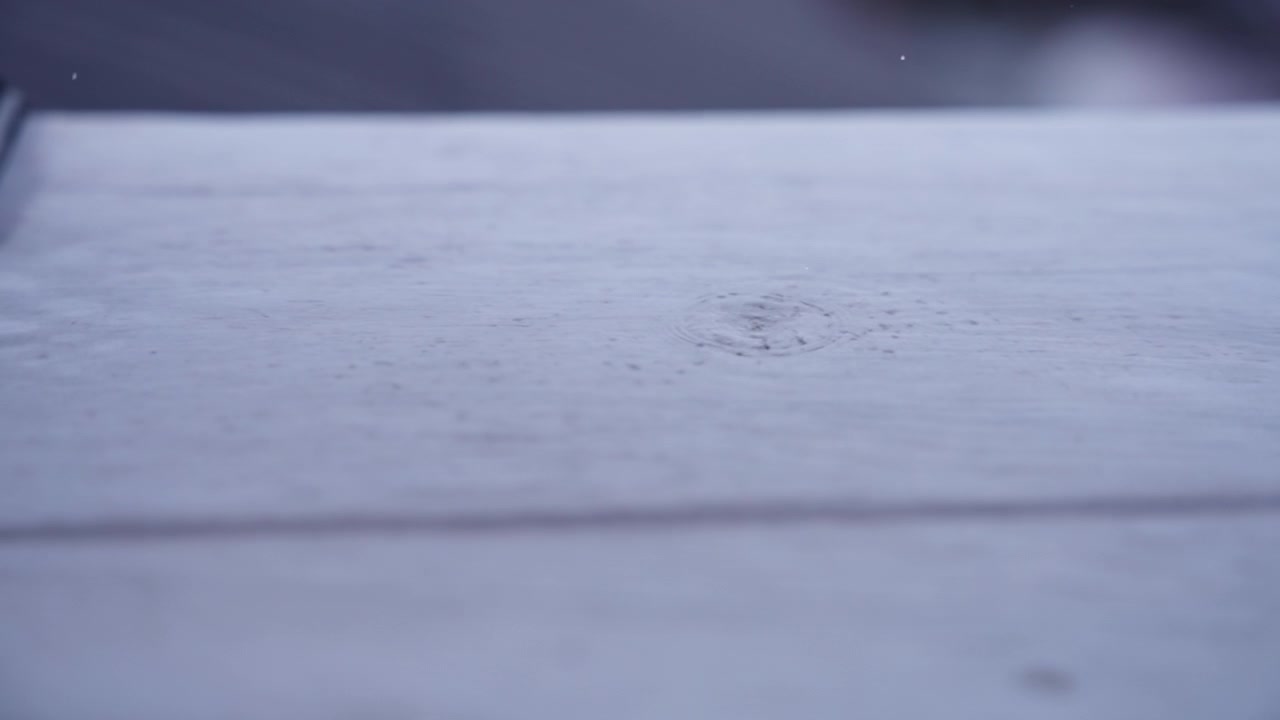 Gotas de lluvia en el suelo de madera de la terraza