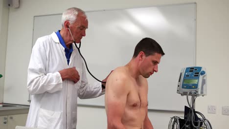 Doctor-listening-to-patient-with-stethoscope