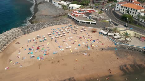 Künstlicher-Strand-Mit-Menschen,-Die-Sich-Im-Freien-In-Calheta-Auf-Madeira-Entspannen