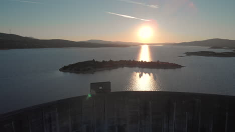 Presa-Pared-Revelando-Amanecer-Dolly-Fuera-Lago-Barragem-Do-Alto-Rabagao-Vista-Aérea-Montalegre