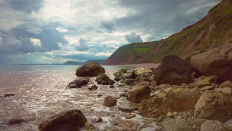 Crashing-waves-on-a-rocky-beach-in-South-Devon,-England