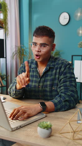 descontento molesto hombre reaccionando a desagradable idea horrible desestimar mala idea agitar la mano estrechar el dedo no