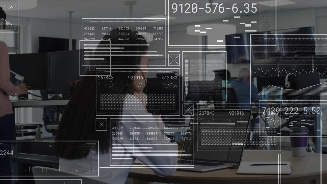 Kvinne lener seg mot bærbar PC som starter HUD-overlegg som viser tastaturtaster og målinger for analyse.