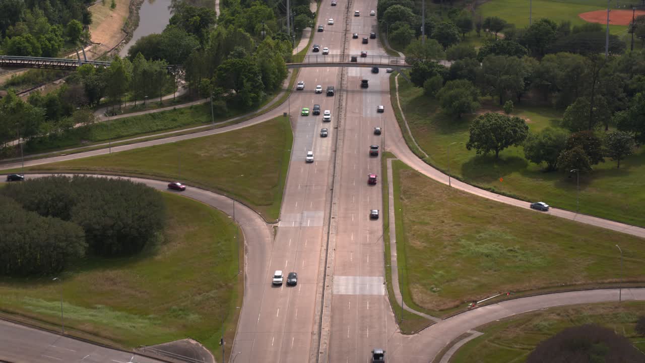 vista de pájaro de allen parkway en el área del parque houston bayou