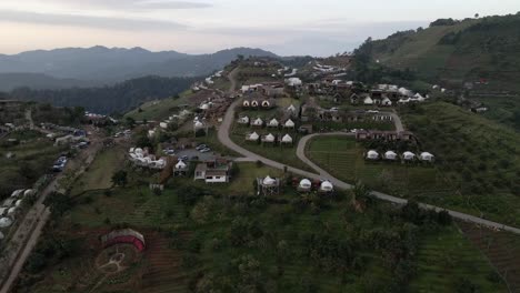 Enthüllen-Rückansicht-Des-Lagerdorfes-Während-Des-Sonnenaufgangs-Auf-Dem-Hügel-In-Thailand