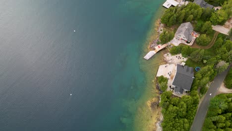 Aerial-view-of-shipwreck-along-coastline,-Fathom-Five-National-Park,-Tobermory,-Ontario,-Canada