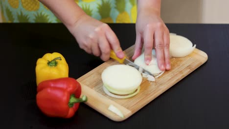 picar cebollas con un cuchillo pequeño