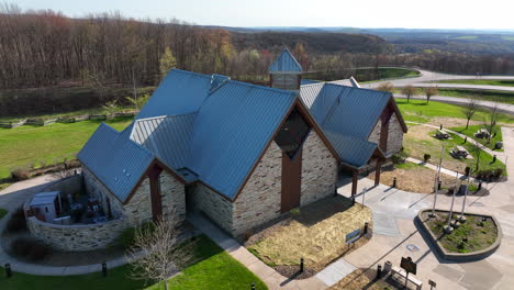 Turnpike-highway-visitor-center-rest-stop-building-along-interstate-highway-in-USA