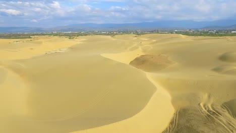 vista de drones de los medanos de coro, en venezuela, durante la puesta de sol