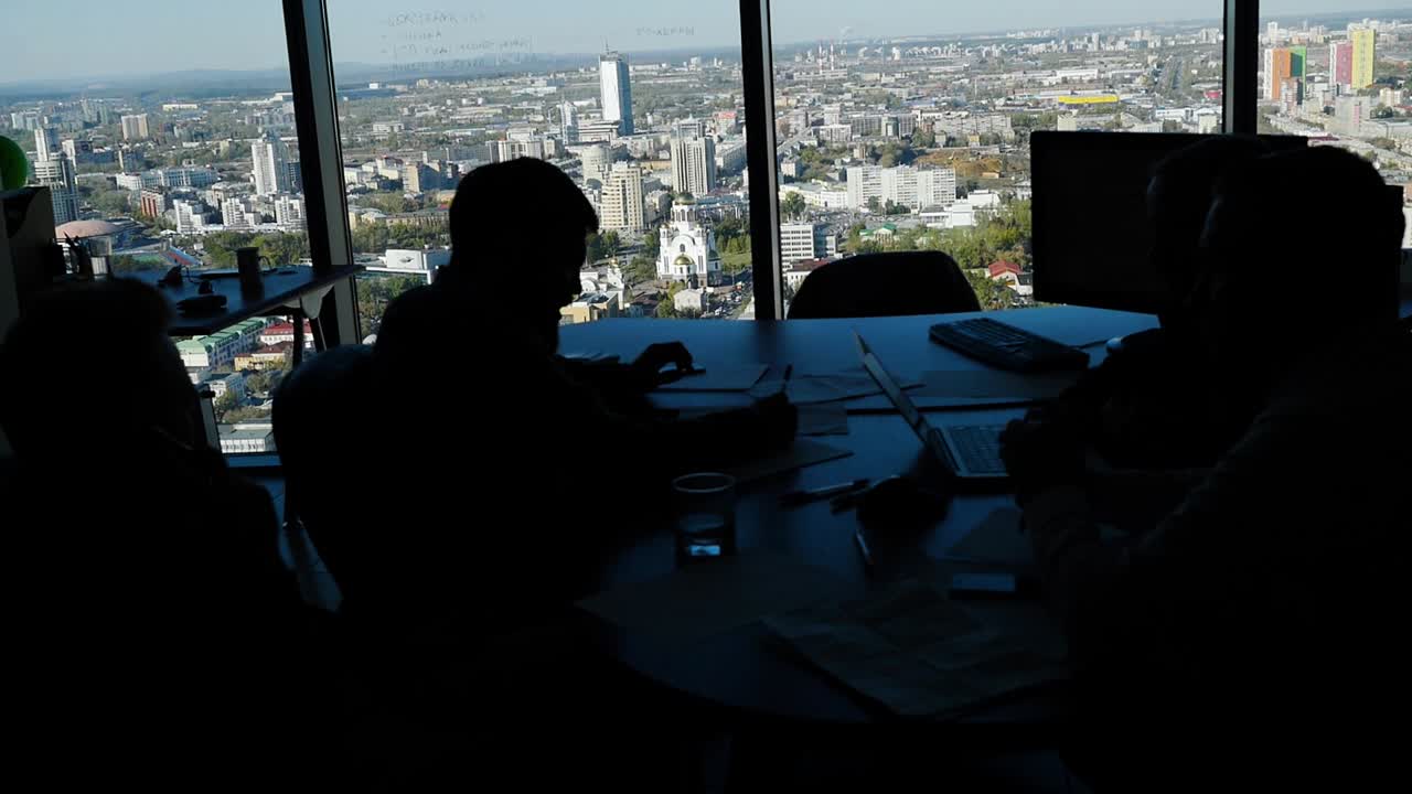 시티 뷰와 함께 비즈니스 회의