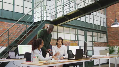 Fröhliche,-Vielfältige-Weibliche-Und-Männliche-Geschäftskollegen,-Die-über-Die-Arbeit-Im-Büro-Diskutieren