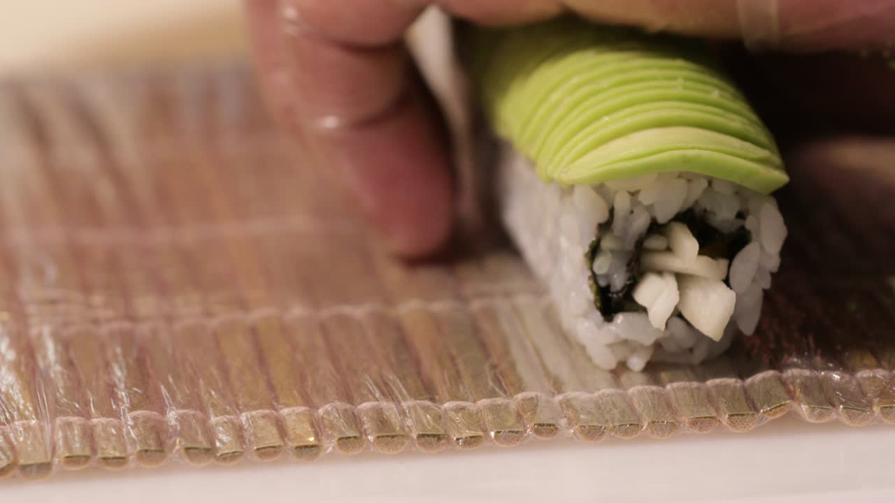 haciendo un delicioso sushi de kabuki