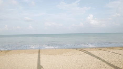 Agua-Natural-De-Las-Olas-Del-Mar-Con-Espuma-En-La-Hermosa-Playa-De-Arena-Blanca,-Paisaje-Marino-De-La-Playa-De-Verano