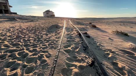 Mit-Sand-Bedeckte-Bahngleise-In-Der-Geisterstadt-Kolmannskuppe-In-Namibia