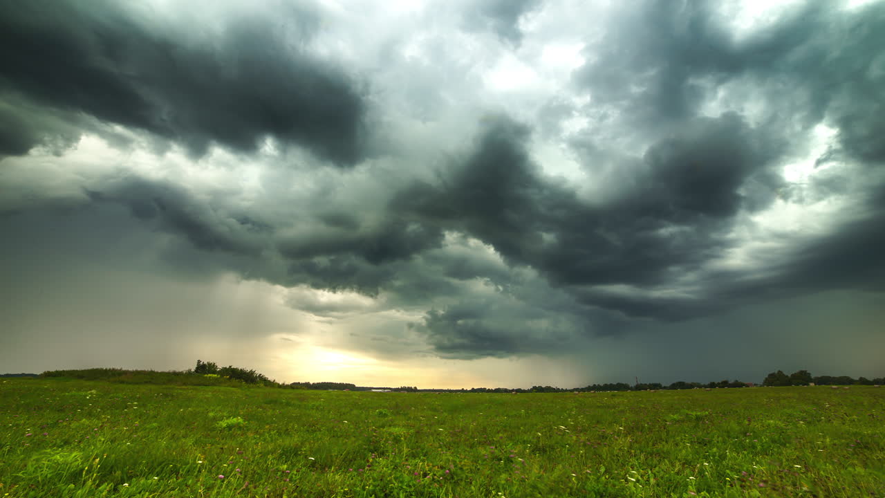 Stormskyer i bevægelse. Time-lapse af store, bløde hvide skyer på himlen. Hurtigt bevægende skyer med storm og regn. Time-lapse af overskyet skylandskab. Abstrakt baggrund, kristent tilbedelseskoncept. 4K time-lapse
