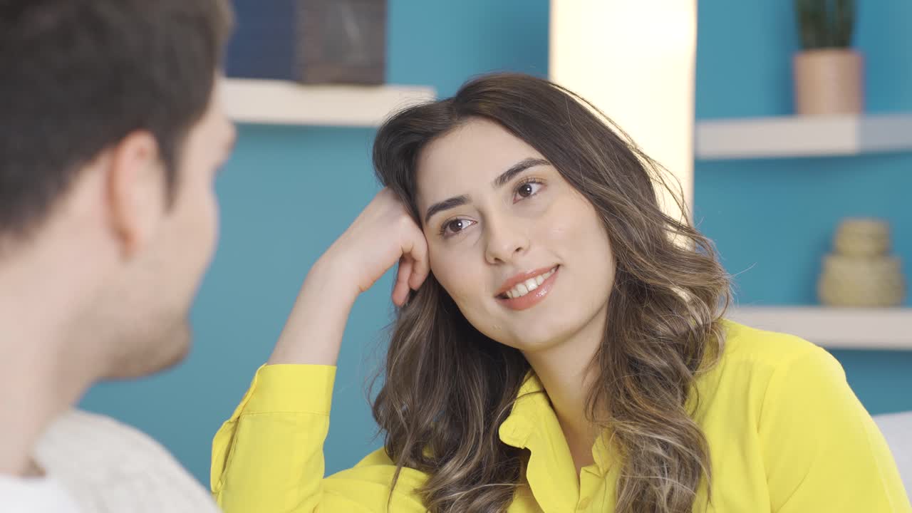 la mujer enamorada mira a su novio con felicidad y amor.