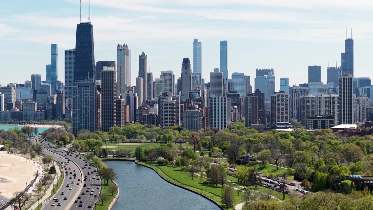 Vista aérea do horizonte urbano de Chicago, EUA, arranha-céus centrais e tráfego da Lake Shore Drive, filmagem de drone.