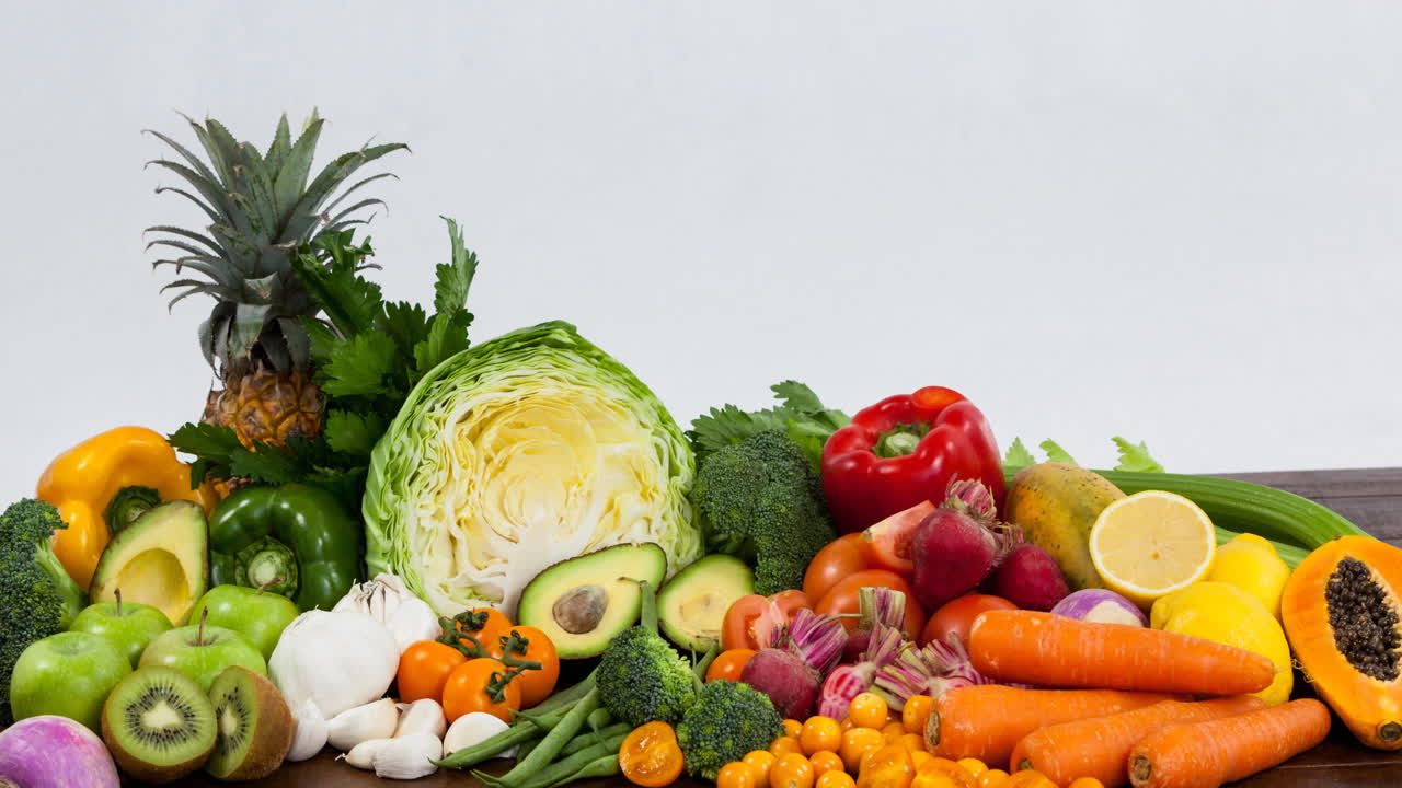 vídeo de alimentos vegetarianos orgánicos frescos con frutas y verduras