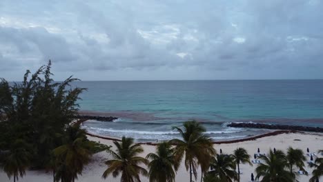 Drone-Volando-Desde-El-Patio-Del-Hotel-Sobre-El-Océano-En-Barbados