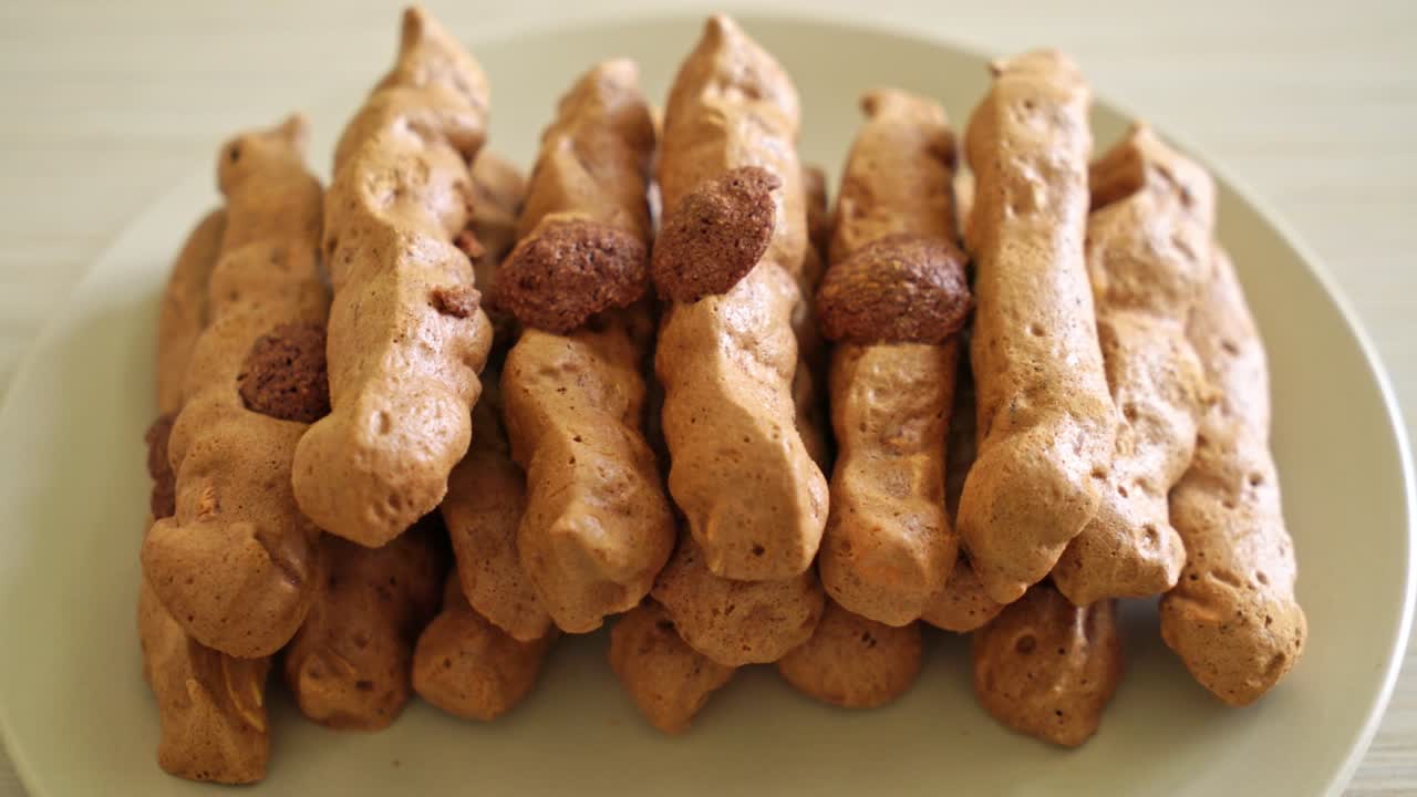 접시에 초콜릿 머랭 스틱 - 프랑스 스낵 및 디저트 스타일