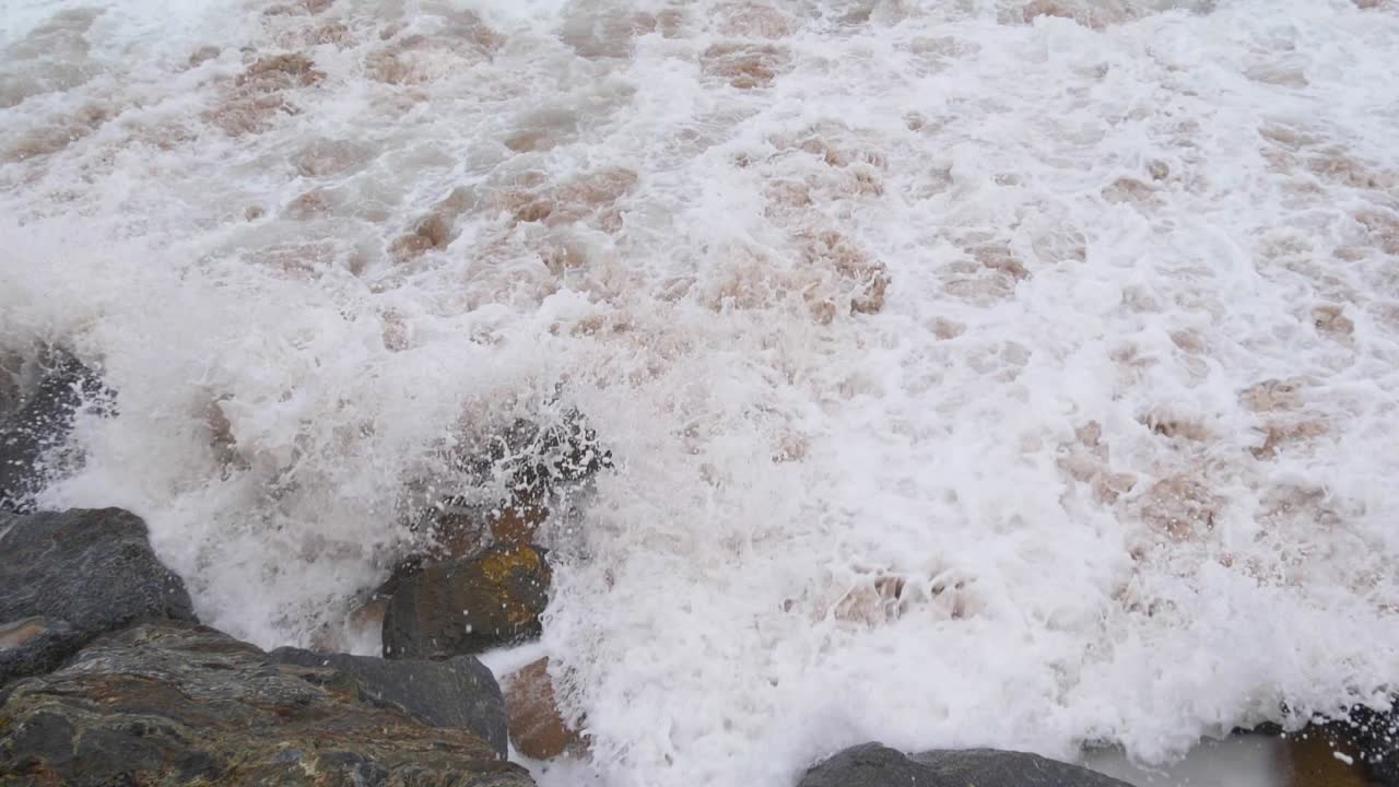 Water hitting the rocks hello in Super Slow Motion