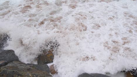 Wasser,-Das-In-Superlangsamer-Bewegung-Auf-Die-Felsen-Trifft