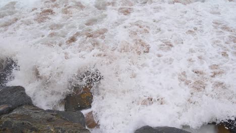 agua golpeando las rocas hola en cámara súper lenta