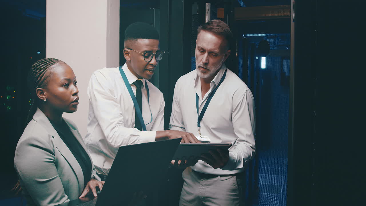 un grupo de técnicos que usan una computadora portátil