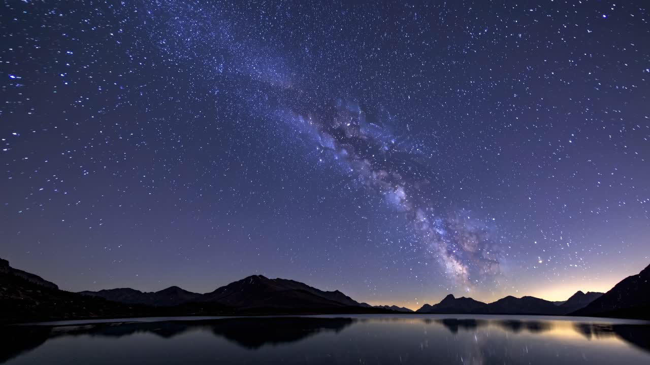 穏やかな湖の上に広がる天の川を捉えた、息をのむような広角夜空動画。