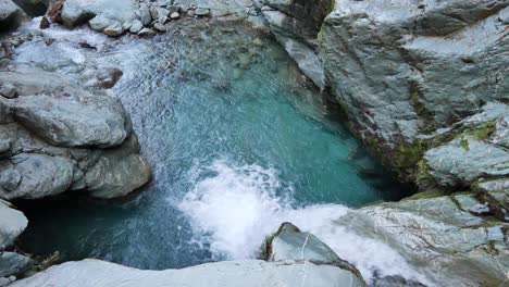 Panorámica-A-Través-De-La-Cascada-Blanca-Corta-En-La-Piscina-Del-Cañón-De-Ranura-Verde-Azul