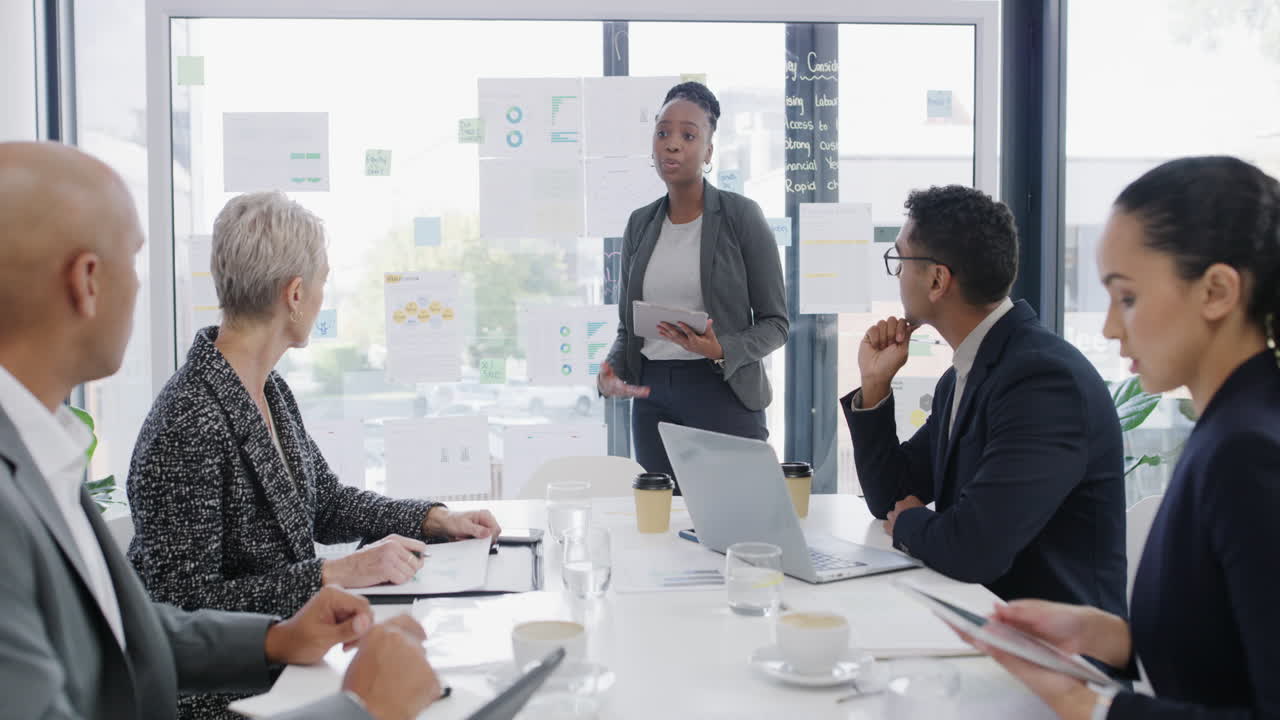 presentando su plan a la junta