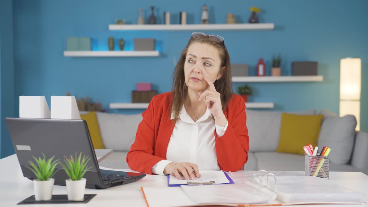 trabajadora de oficina en casa, mujer cuidadosa.