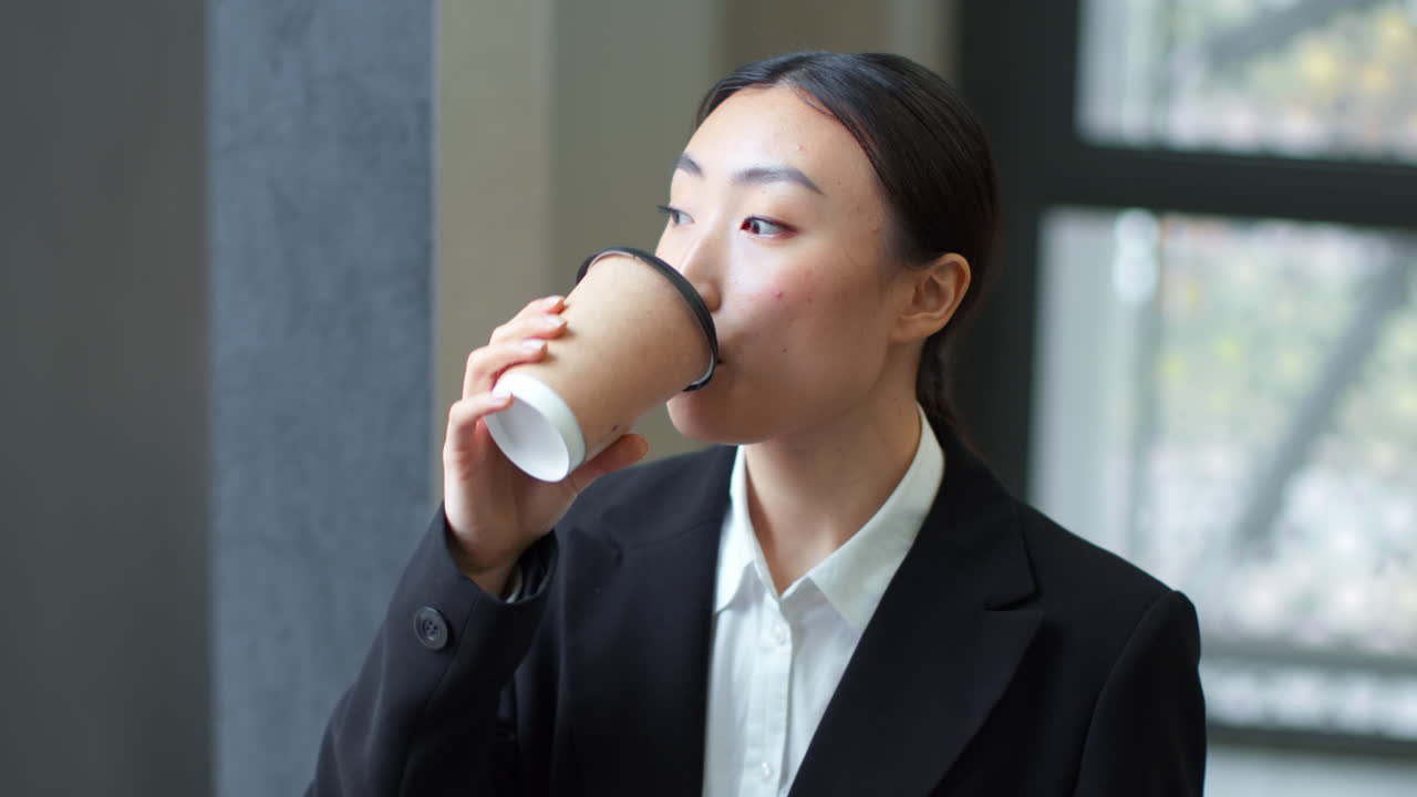 커피를 마시는 사업가