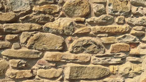 vista de cerca de una pared de piedra rústica