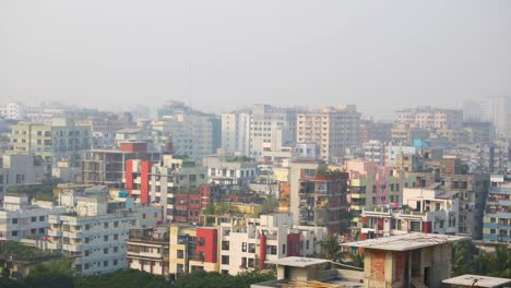 vista en alto ángulo de los edificios residenciales y financieros de la ciudad de dhaka en un día soleado