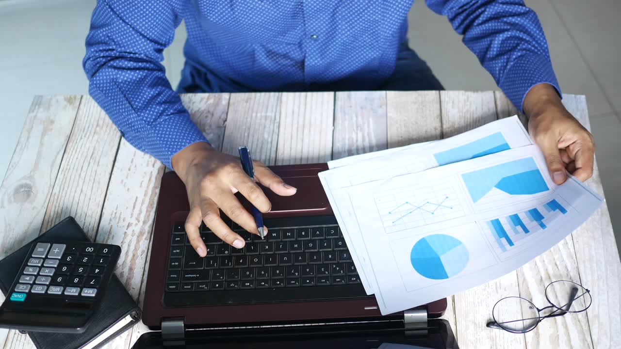 persona que trabaja en una computadora portátil con gráficos y gráficos