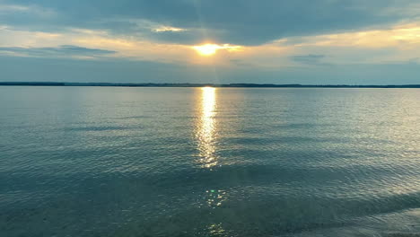 paisaje oceánico cinematográfico y puesta de sol en backgrund durante la pandemia de covid19 en todo el mundo